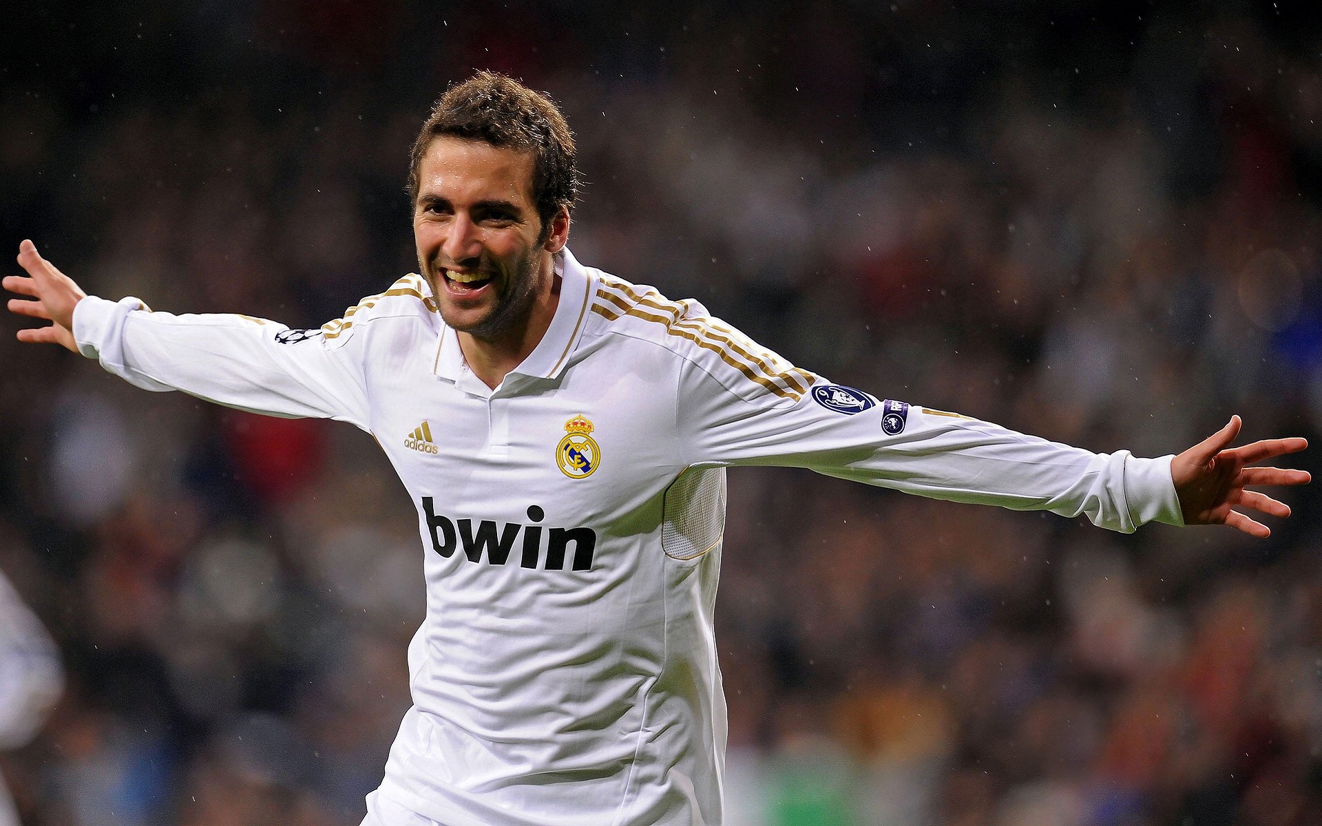 米兰体育官网下载-詹姆斯赛场边鼓励失误队友展现包容，听听詹姆斯赛后的发言, 绝对是听到了球迷的心声